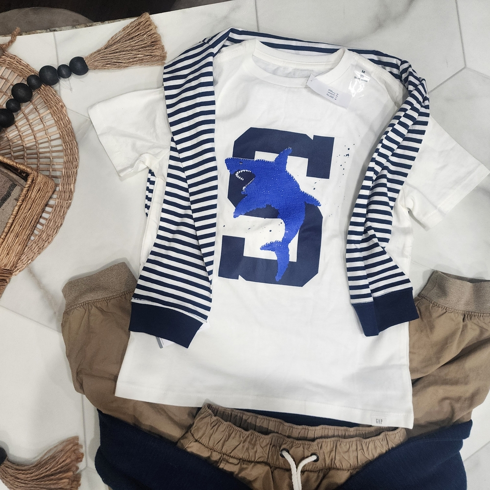 GAP, Size 8, White &  Blue Graphic  SHARK 🦈 COLOR CHANGING Tee Short Sleeve